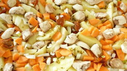 куриное жаркое с грибами и вялеными помидорами