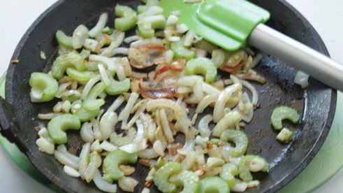 мясное жаркое в соусе из сливок и белого вина