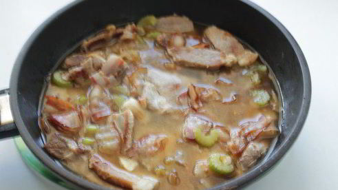 мясное жаркое в соусе из сливок и белого вина