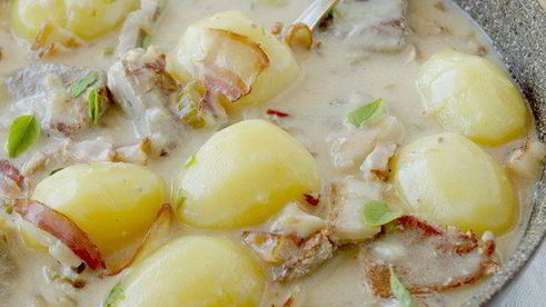 мясное жаркое в соусе из сливок и белого вина