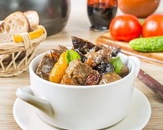 Жаркое из говядины с сухофруктами и миндалем