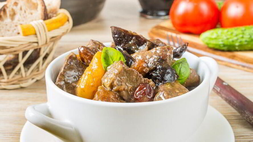 Рецепт жаркое из говядины с сухофруктами и миндалем