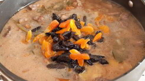 жаркое из говядины с сухофруктами и миндалем