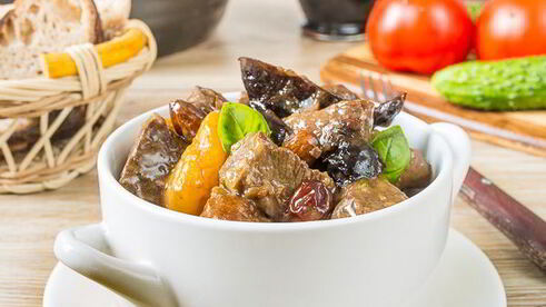 жаркое из говядины с сухофруктами и миндалем