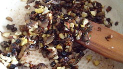 жаркое из грибов, каштанов и фундука
