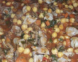 Жаркое из куриных потрoшков с горохом нут