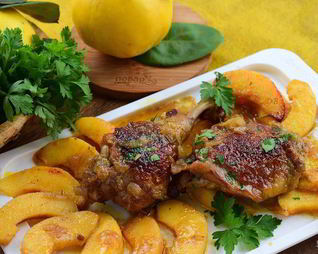 Жаркое из курицы с айвой