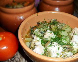 Жаркое из курицы с грибами и картофелем в горшочках
