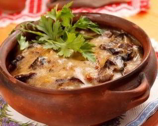 Жаркое из овощей со свининой в горшочках