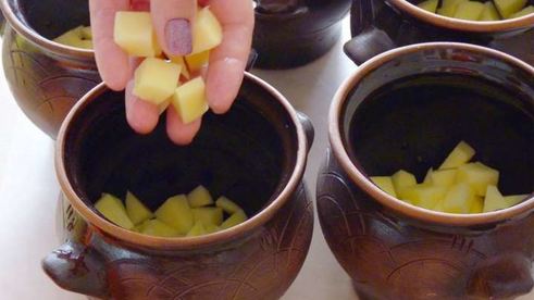 жаркое из свинины с картошкой в горшочках