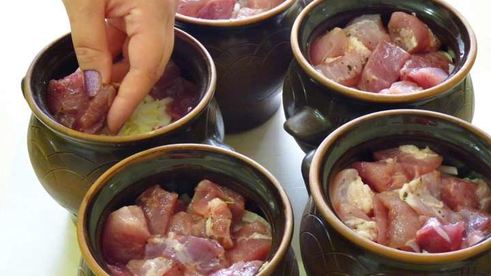 жаркое из свинины с картошкой в горшочках