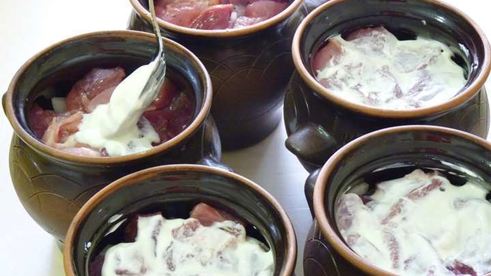 жаркое из свинины с картошкой в горшочках