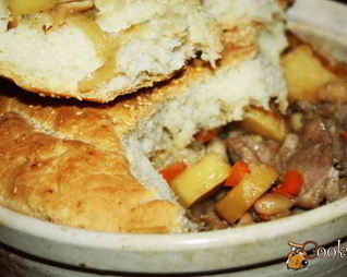 Жаркое из свиной лопатки с картофелем и фасолью под хлебной корочкой