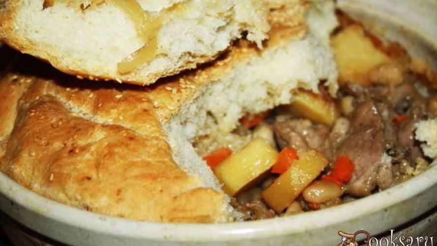 Рецепт жаркое из свиной лопатки с картофелем и фасолью под хлебной корочкой