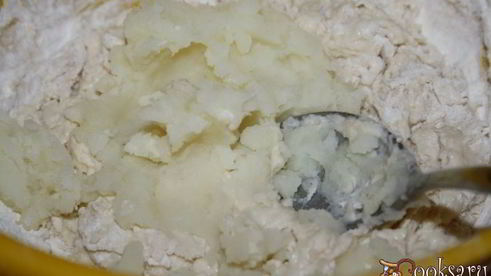 жаркое из свиной лопатки с картофелем и фасолью под хлебной корочкой