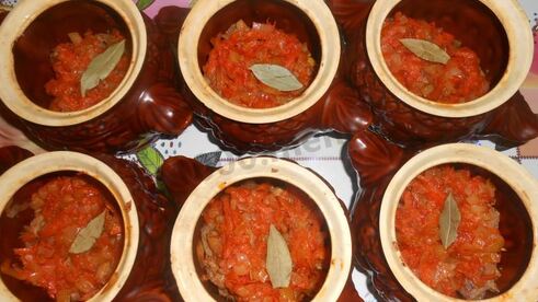 жаркое из свиных ребрышек с картошкой в горшочках
