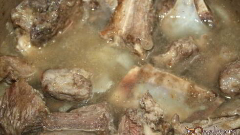 жаркое с говяжьими ребрышками и летними овощами