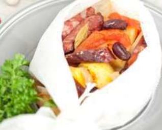 Жаркое с колбасками и овощами в лодочке SAGA