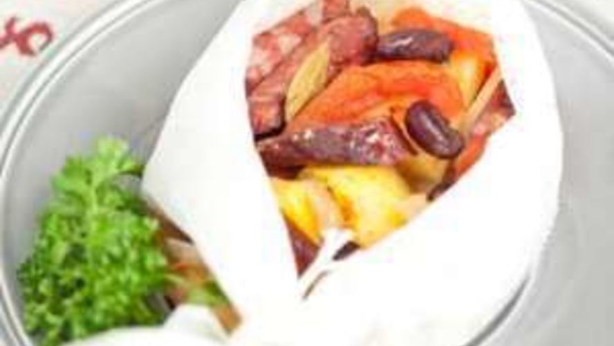 Рецепт жаркое с колбасками и овощами в лодочке saga