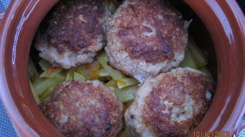 жаркое в горшочках с котлетами