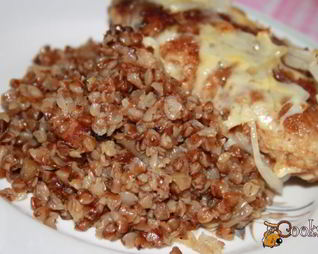 Ароматная гречка с луком и беконом