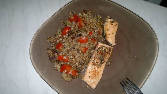 Рецепт Гречка с овощами, грибами и форель в собственном соку