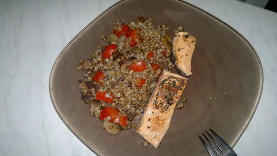 Рецепт гречка с овощами, грибами и форель в собственном соку