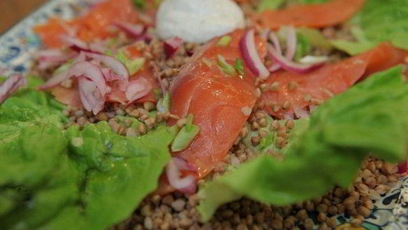 Рецепт Гречка с семгой и маринованным луком