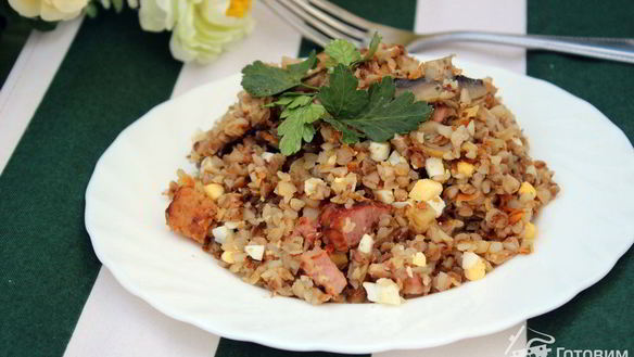 Рецепт Гречка с шампиньонами, сырокопченой грудинкой и яйцом