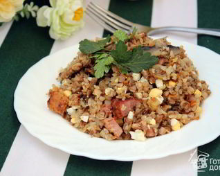 Гречка с шампиньонами, сырокопченой грудинкой и яйцом