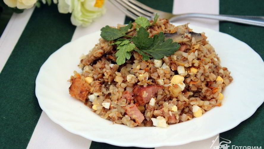 Рецепт гречка с шампиньонами, сырокопченой грудинкой и яйцом