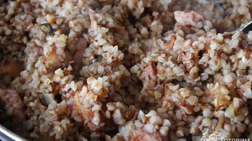 гречка с шампиньонами, сырокопченой грудинкой и яйцом