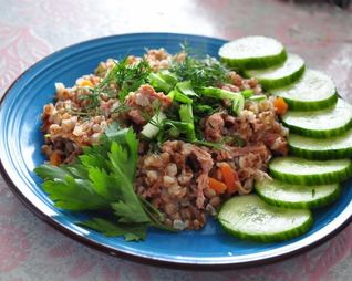 Гречка с тушенкой ветчиной в мультиварке