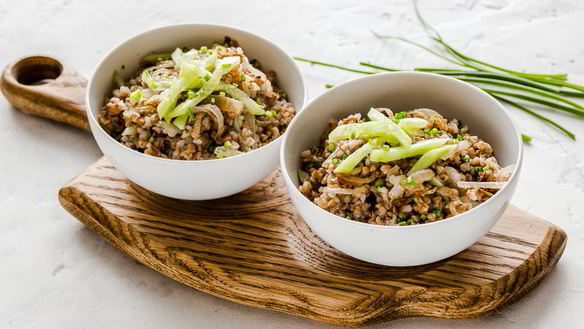 Рецепт Гречка с жареным луком и свежим огурцом