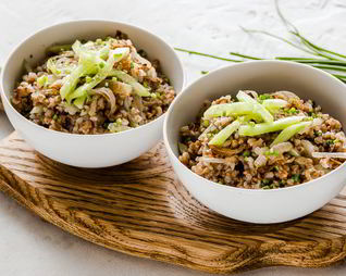 Гречка с жареным луком и свежим огурцом