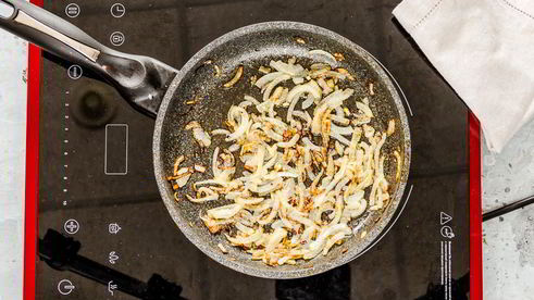 гречка с жареным луком и свежим огурцом