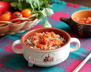 Гречневая каша с луком и помидорами
