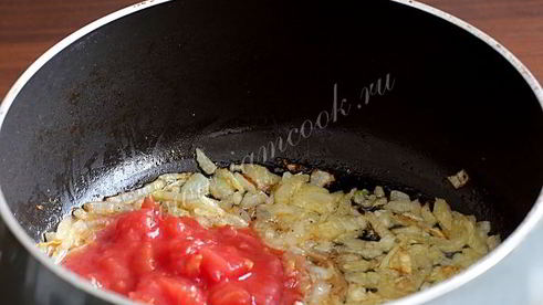 гречневая каша с луком и помидорами