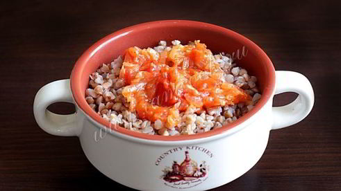 гречневая каша с луком и помидорами