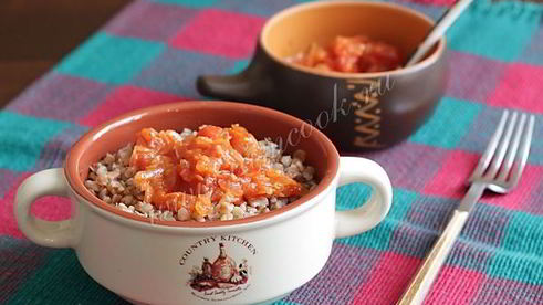 гречневая каша с луком и помидорами