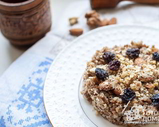 Гречневая каша с яйцом, орехами и изюмом