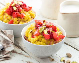 Каша из киноа на кокосовых сливках с ягодами