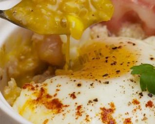 Каша злаковая с яйцом и беконом