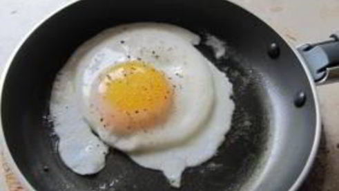 каша злаковая с яйцом и беконом