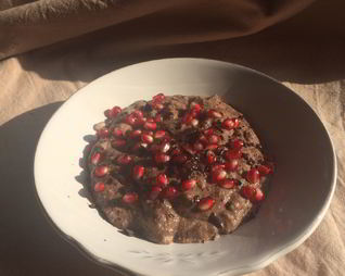 Льняная каша с гранатом и шоколадной крошкой