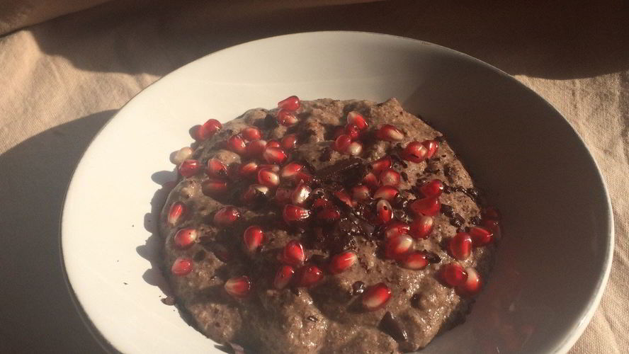 Рецепт льняная каша с гранатом и шоколадной крошкой