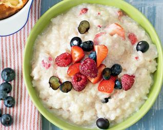 Молочная каша с ягодами