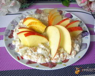 Мультизлаковая молочная каша с яблоком