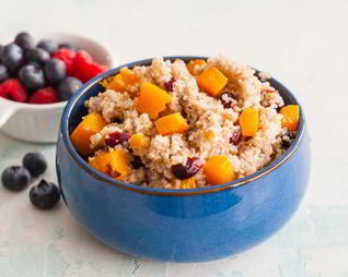 Ячневая каша с печеной тыквой и клюквой