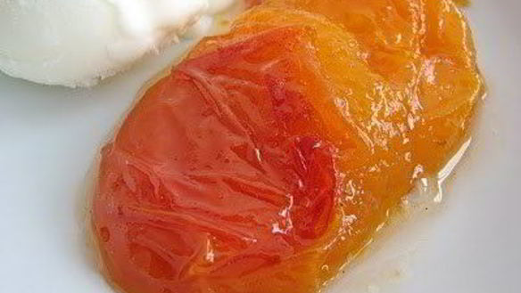 Рецепт Абрикосы в ромашковом сиропе со сметанным мороженым